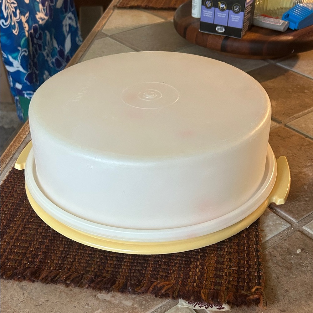 Tupperware Round cake or pie carrier